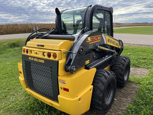 Image of New Holland L320 equipment image 3