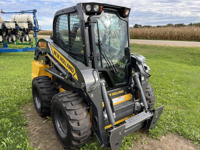 Image of New Holland L320 equipment image 4