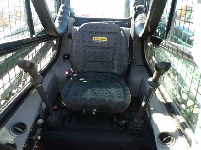 Image of New Holland L320 equipment image 3