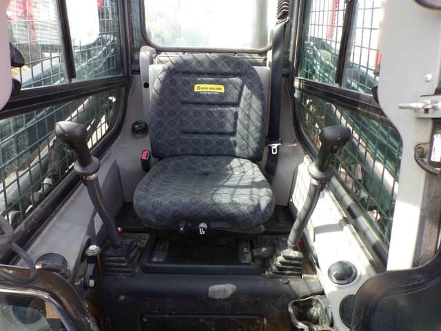 Image of New Holland L320 equipment image 3