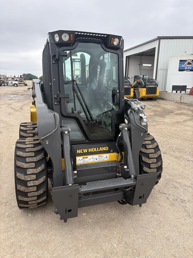 Image of New Holland L320 equipment image 3