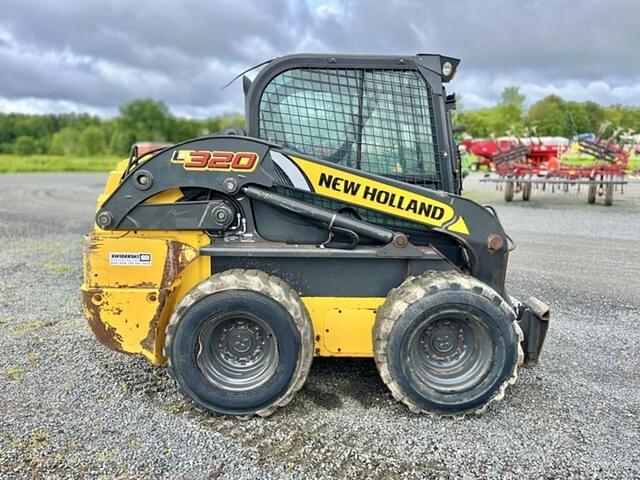 Image of New Holland L320 equipment image 3