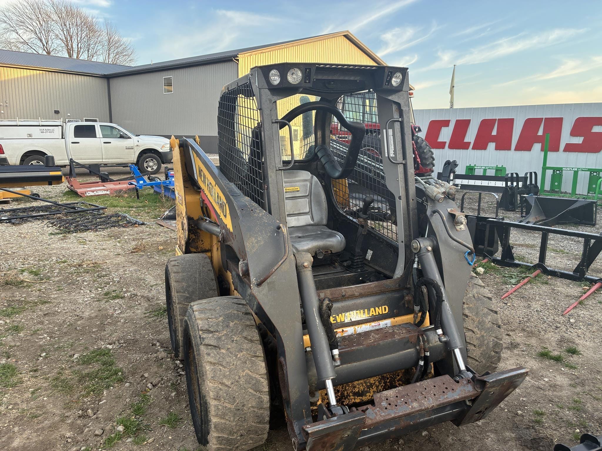 2021 New Holland L321 Equipment Image0