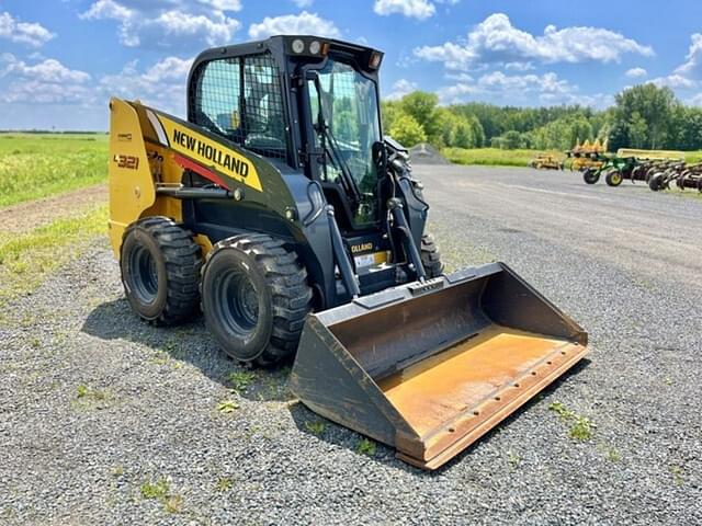 Image of New Holland L321 equipment image 1