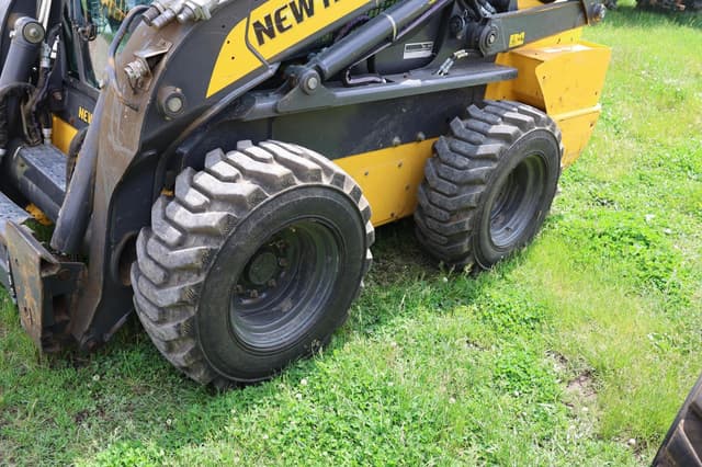 Image of New Holland L328 equipment image 3