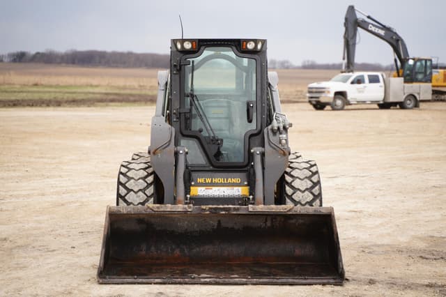 Image of New Holland L328 equipment image 1