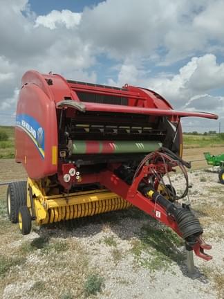 Image of New Holland RB560 equipment image 3