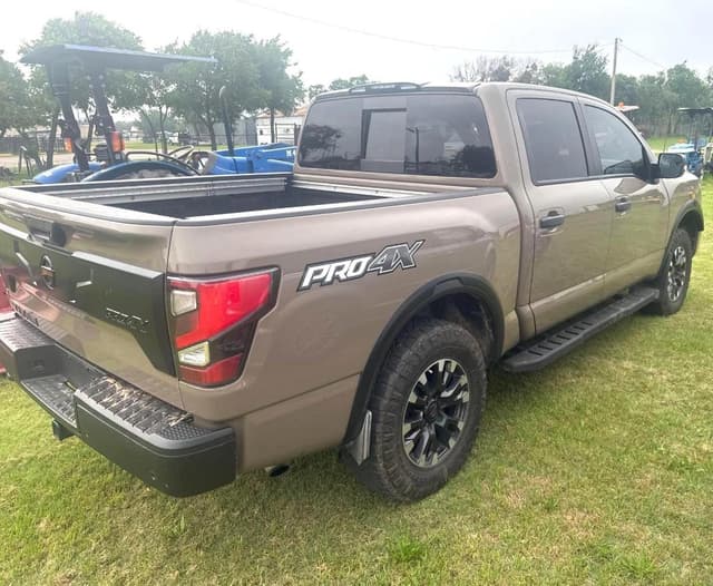 Image of Nissan Titan equipment image 4