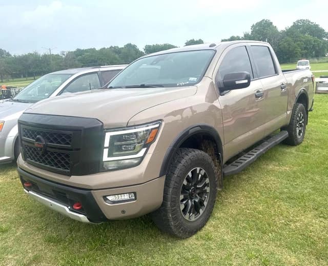 Image of Nissan Titan equipment image 1