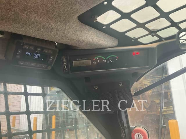 Image of John Deere 317G equipment image 4