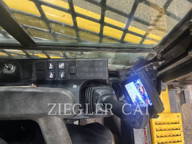 Image of Gehl RT215 equipment image 4