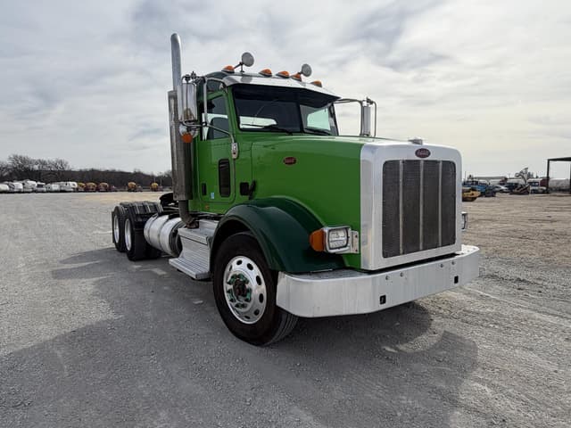 Image of Peterbilt 367 equipment image 2