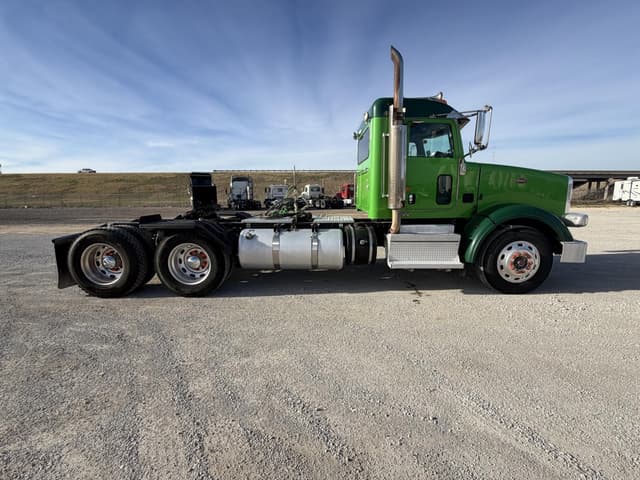 Image of Peterbilt 367 equipment image 4