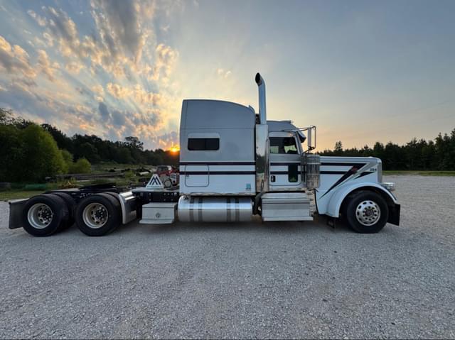Image of Peterbilt 389 equipment image 3