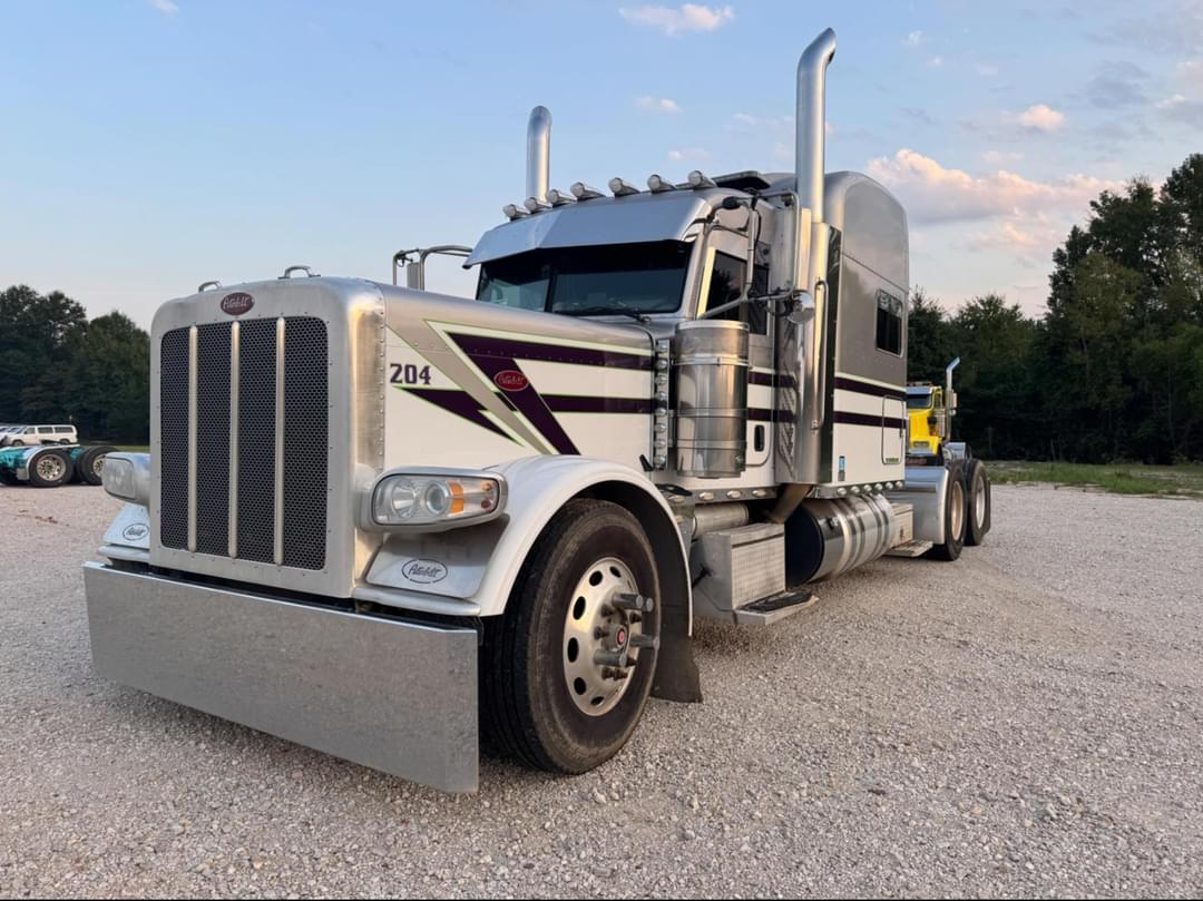 Image of Peterbilt 389 Primary image