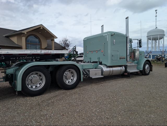 Image of Peterbilt 389 equipment image 2