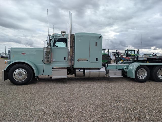 Image of Peterbilt 389 equipment image 4