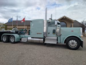 2021 Peterbilt 389 Image