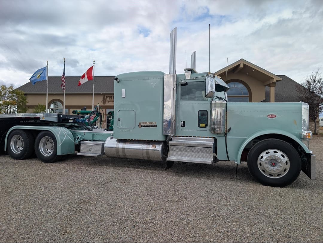 Image of Peterbilt 389 Primary image