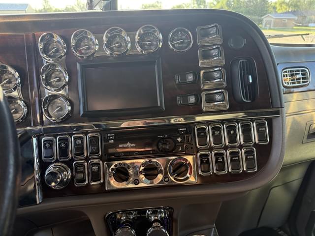Image of Peterbilt 389 equipment image 4