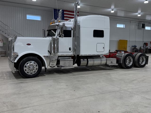 Image of Peterbilt 389 equipment image 3
