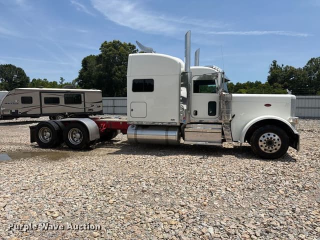 Image of Peterbilt 389 equipment image 3