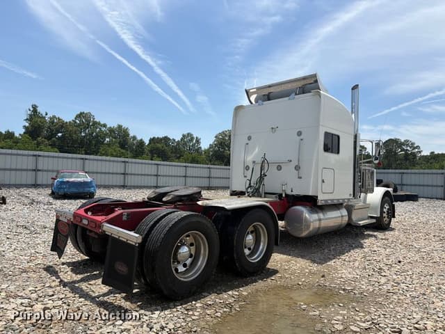 Image of Peterbilt 389 equipment image 4
