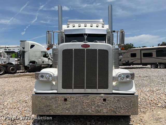 Image of Peterbilt 389 equipment image 1