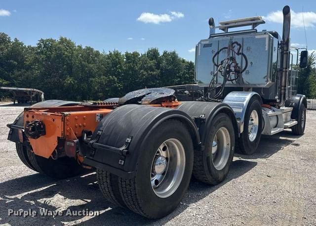 Image of Peterbilt 389 equipment image 4