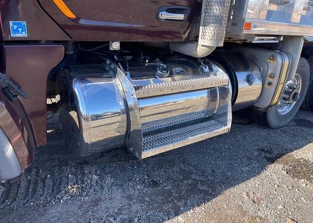 Image of Peterbilt 567 equipment image 4