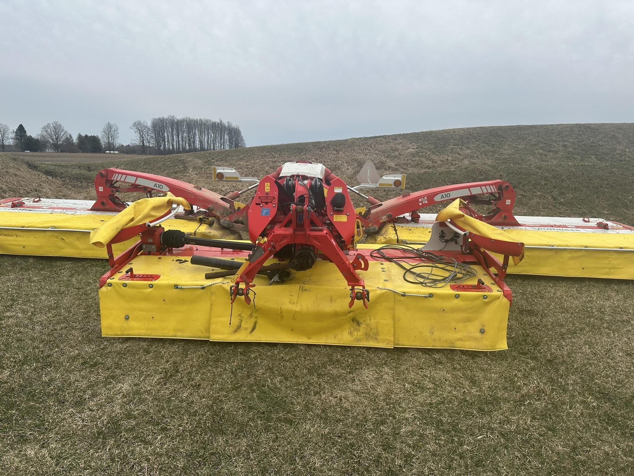 2021 Pottinger Novacat 351/A10 Equipment Image0