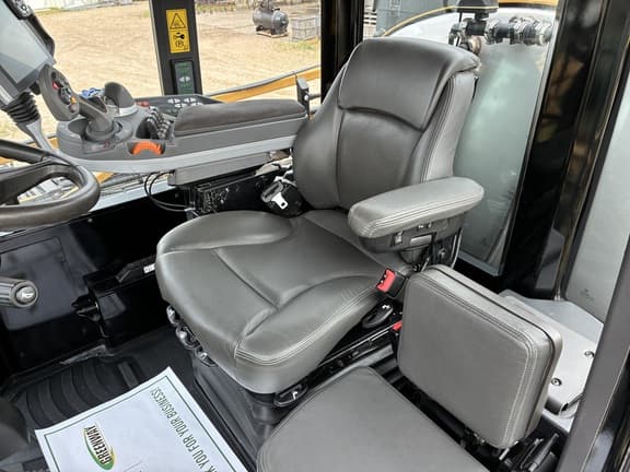 Image of RoGator RG1100C equipment image 4