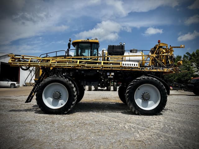 Image of RoGator RG1100 equipment image 1