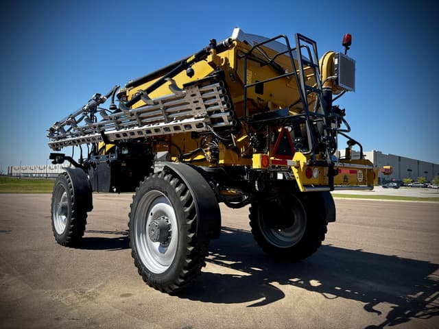 Image of RoGator RG1300 equipment image 2