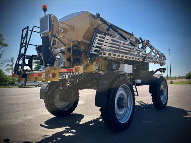 Image of RoGator RG1300 equipment image 4