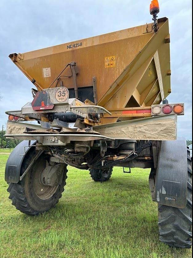 Image of RoGator RG1300 equipment image 3