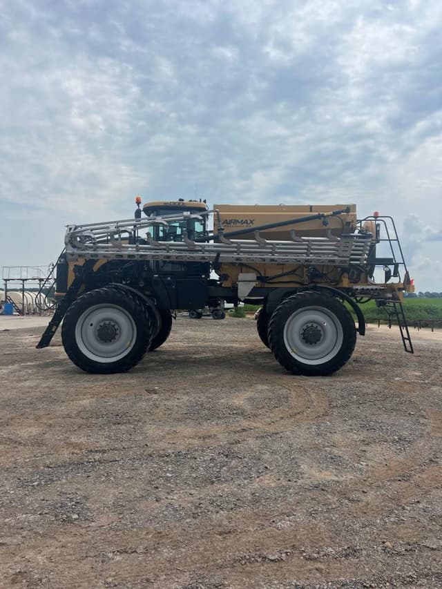 Image of RoGator RG1300 equipment image 2