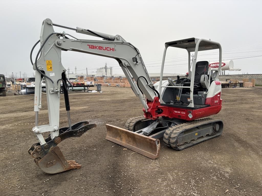 2021 Takeuchi TB240 Equipment Image0