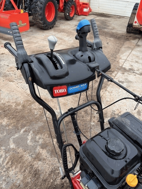 Image of Toro Power Max 824 equipment image 2