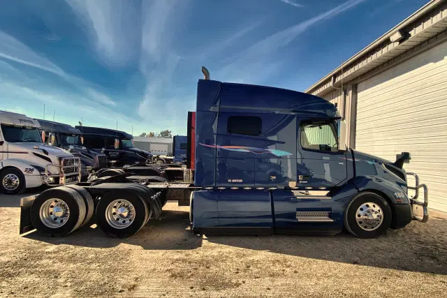 Image of Volvo VNL equipment image 4