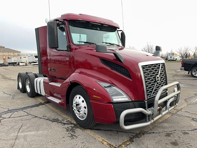 Image of Volvo VNL42T300 equipment image 2