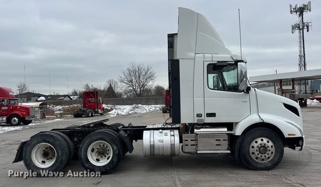 Image of Volvo VNR equipment image 3