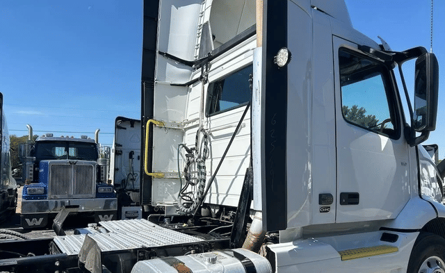 Image of Volvo VNR64T300 equipment image 4