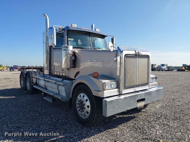 Image of Western Star 4900 equipment image 2