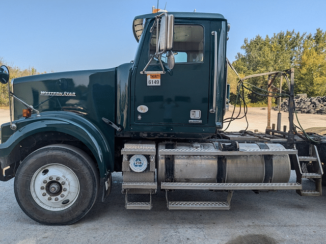 Image of Western Star W4900SF equipment image 2