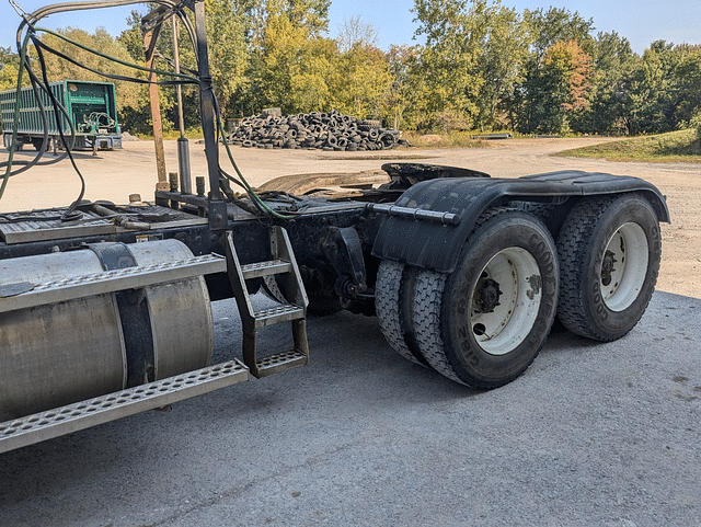 Image of Western Star W4900SF equipment image 3