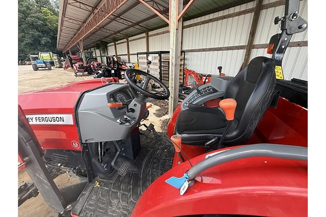 Image of Massey Ferguson 2860E equipment image 4