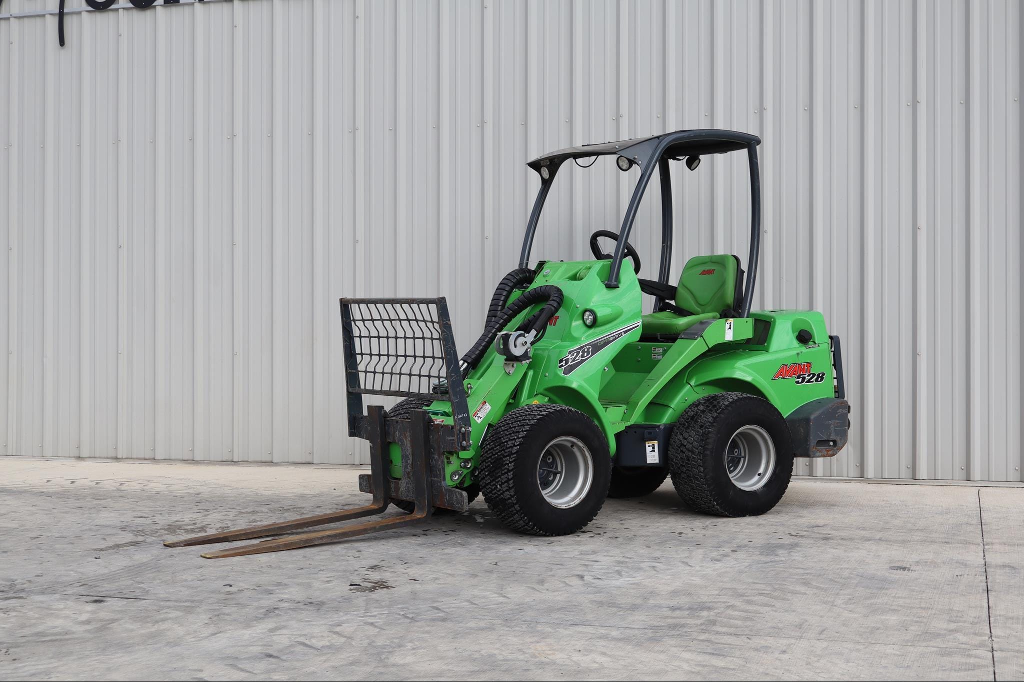 2022 AVANT 528 Equipment Image0