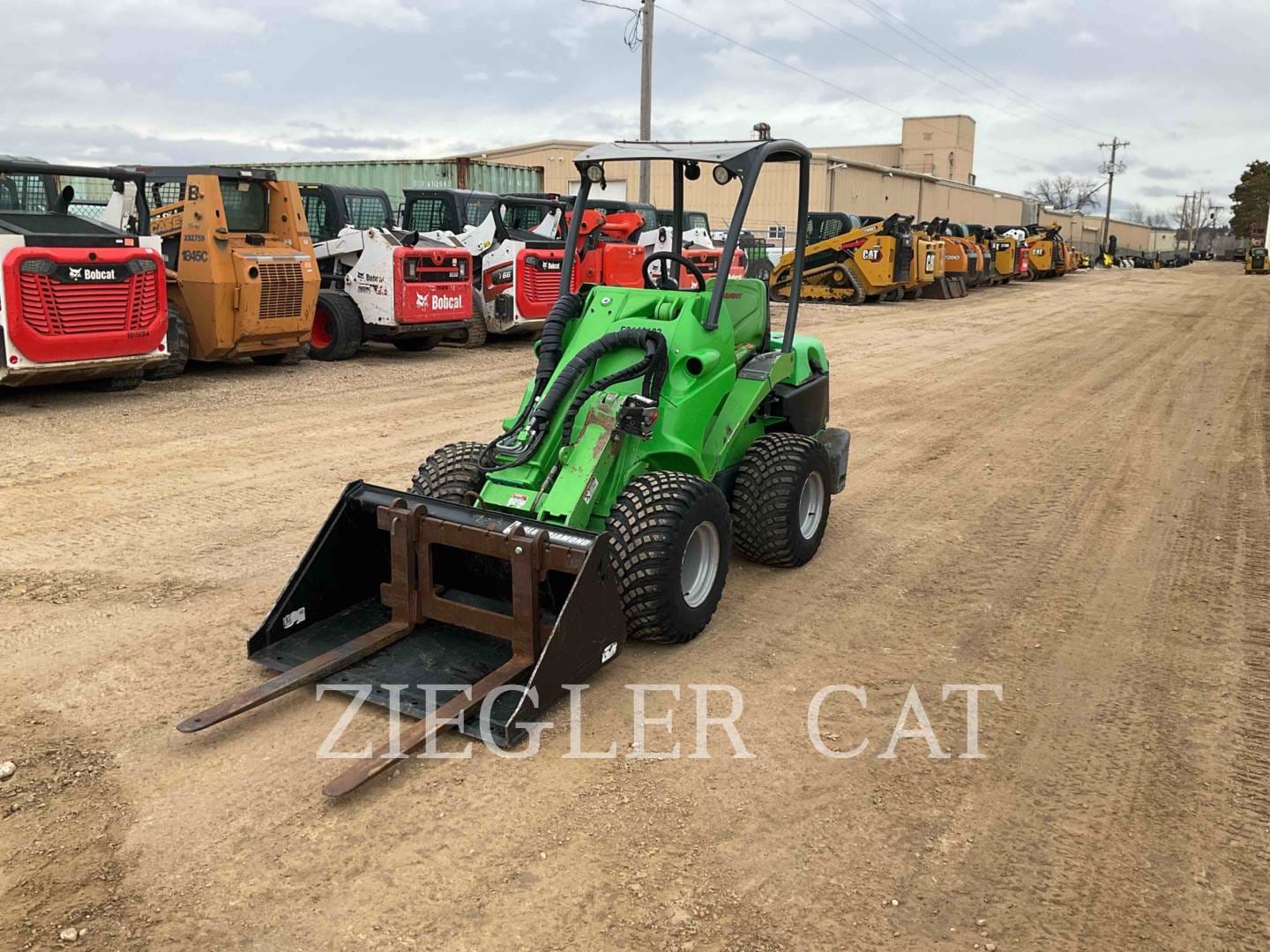 2022 AVANT 528 Equipment Image0