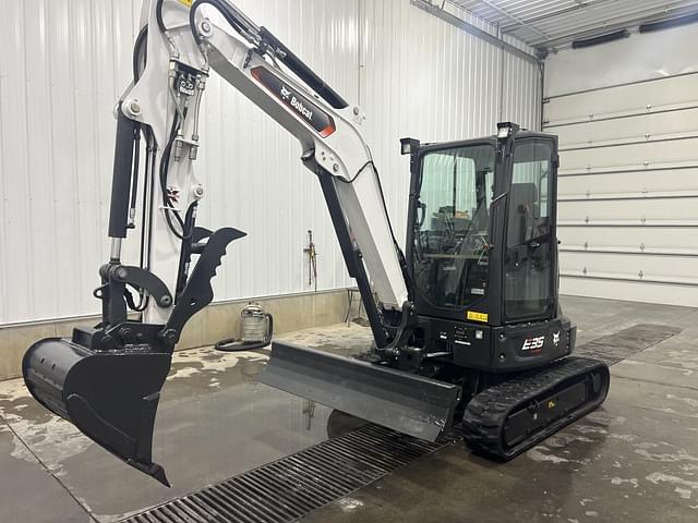 Image of Bobcat E35 equipment image 2